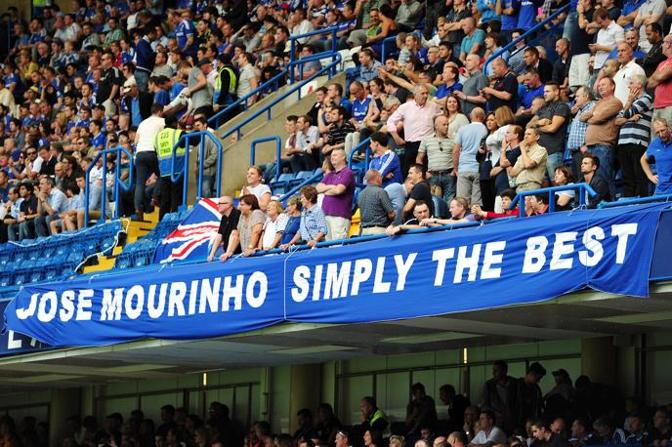 Rientro da pelle d'oca per Jos Mourinho sulla panchina dei Blues, con l'intero stadio in piedi al suo ingresso in campo prima della partita con l'Hull City a cantare 
